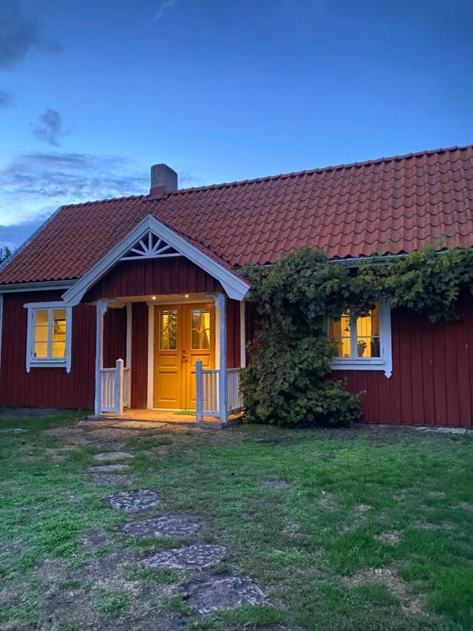 Bo I Egen Stuga Pa Haerlig Oelandsgard Kopingsvik Exterior photo
