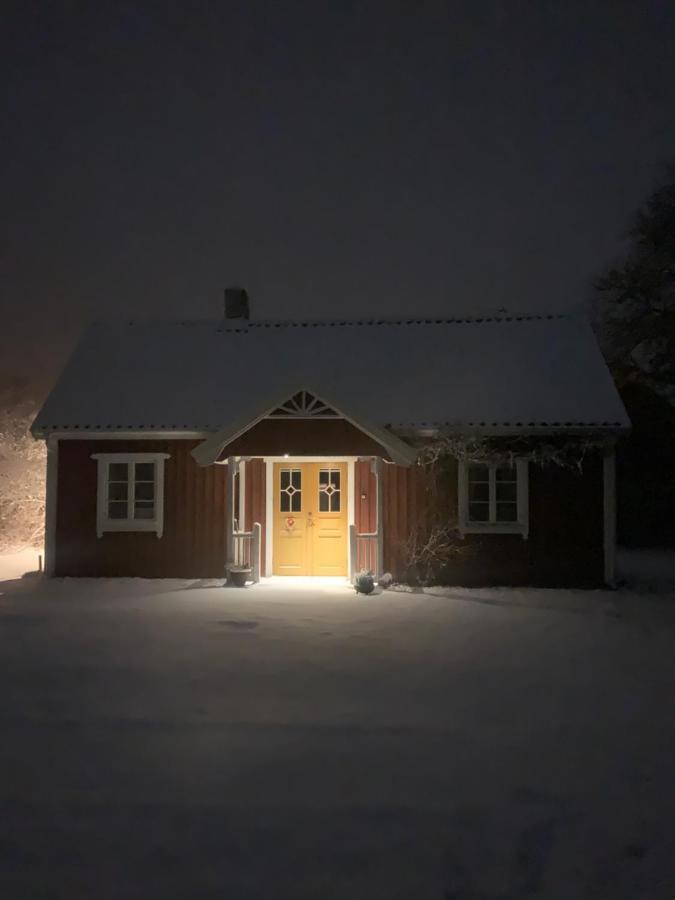 Bo I Egen Stuga Pa Haerlig Oelandsgard Kopingsvik Exterior photo